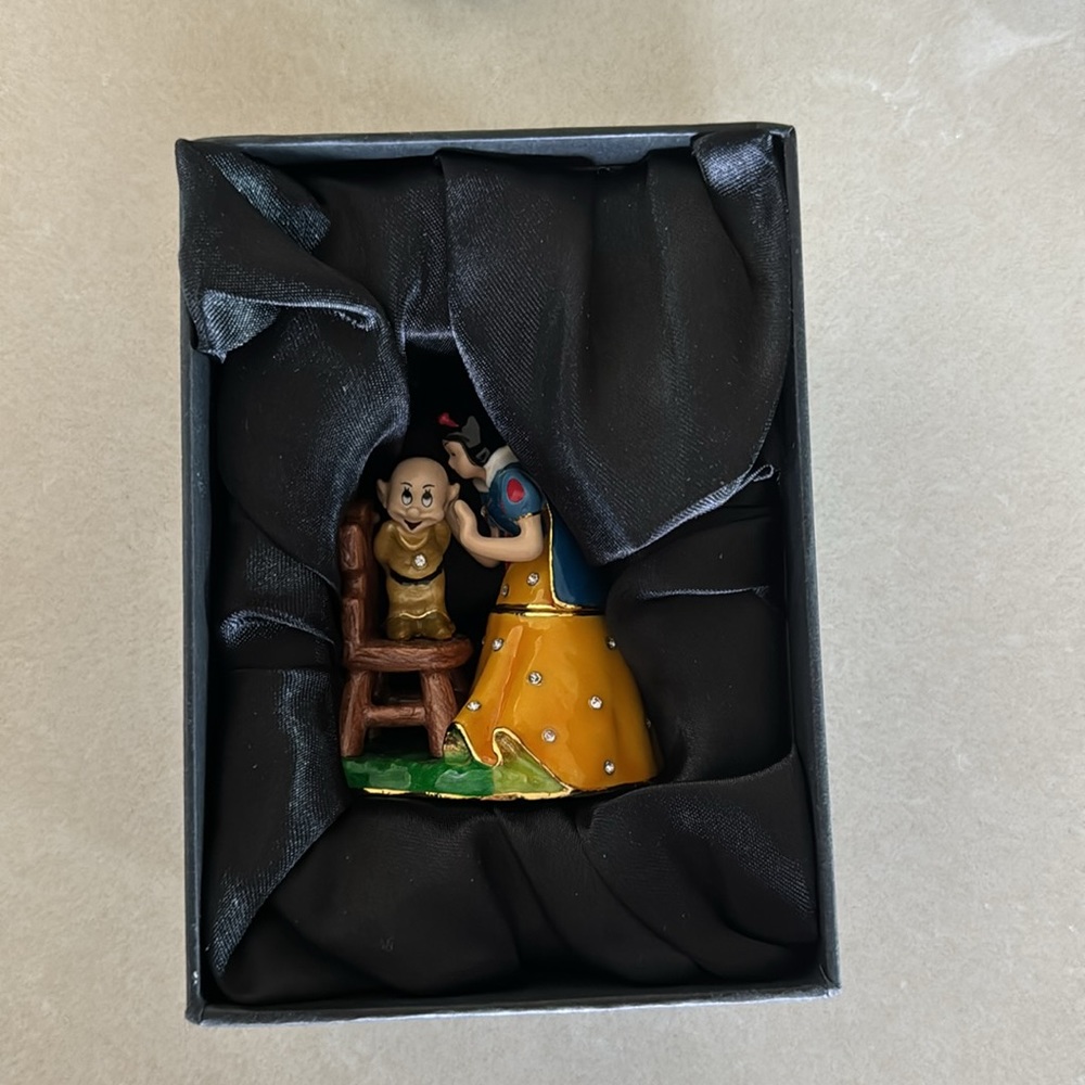 RARE Disney Collectible Snow White Kissing Dopey (standing on stool). Pristine - Picture 10 of 10